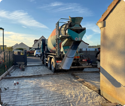 Camion de béton en cours de déversement sur dalle préparée à Poilly-lez-Gien