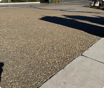 Cour en béton désactivé achevée avec bordure ensoleillée après travaux