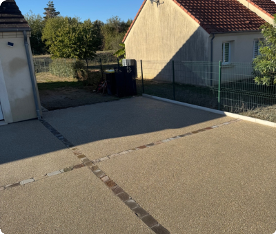 Cour béton désactivé finalisée à Poilly-lez-Gien