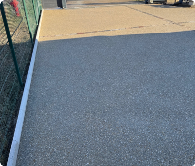 Cour finie en béton désactivé avec véhicules en arrière-plan