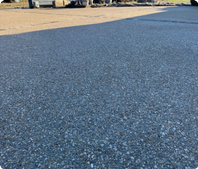 Cour en béton désactivé après travaux à Poilly-lez-Gien